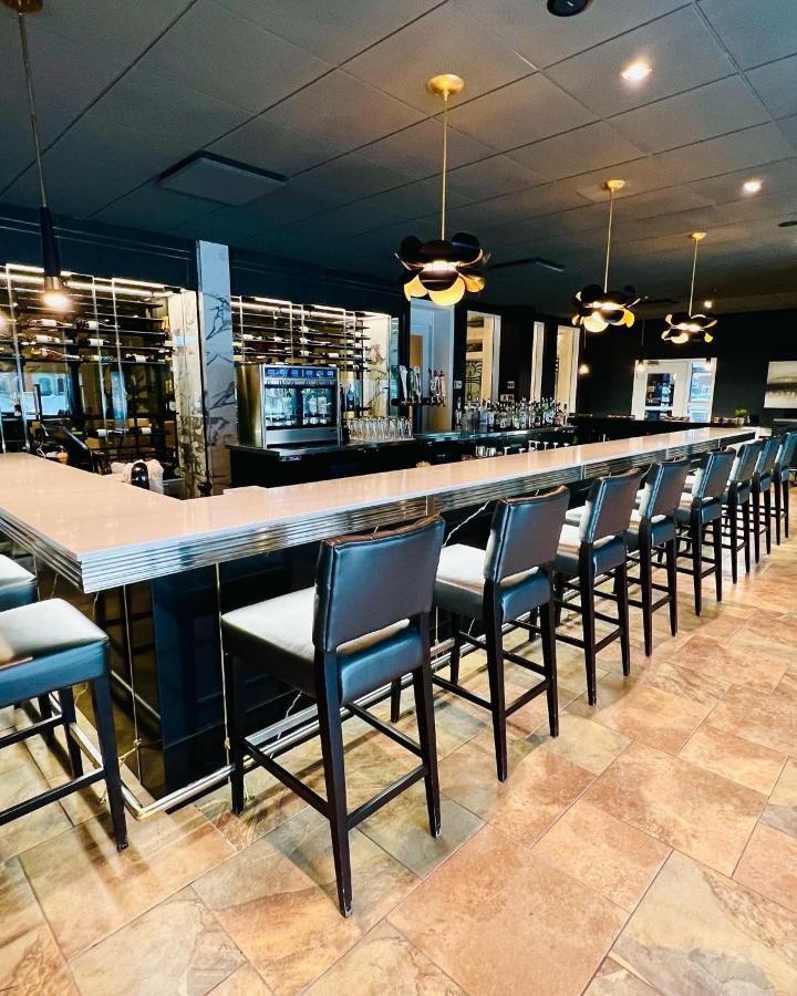 Hotel & Suites Le Dauphin Drummondville Esterno foto