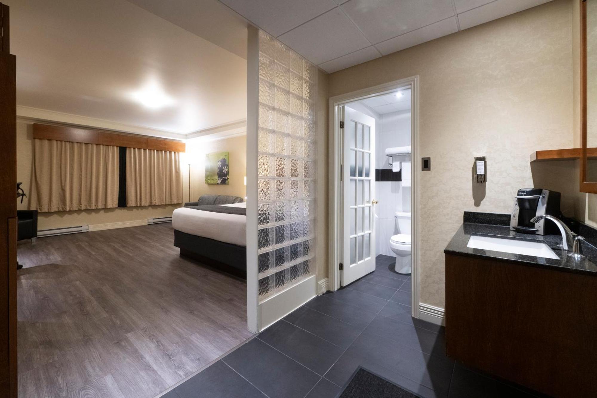 Hotel & Suites Le Dauphin Drummondville Esterno foto