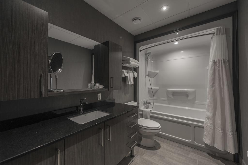 Hotel & Suites Le Dauphin Drummondville Esterno foto