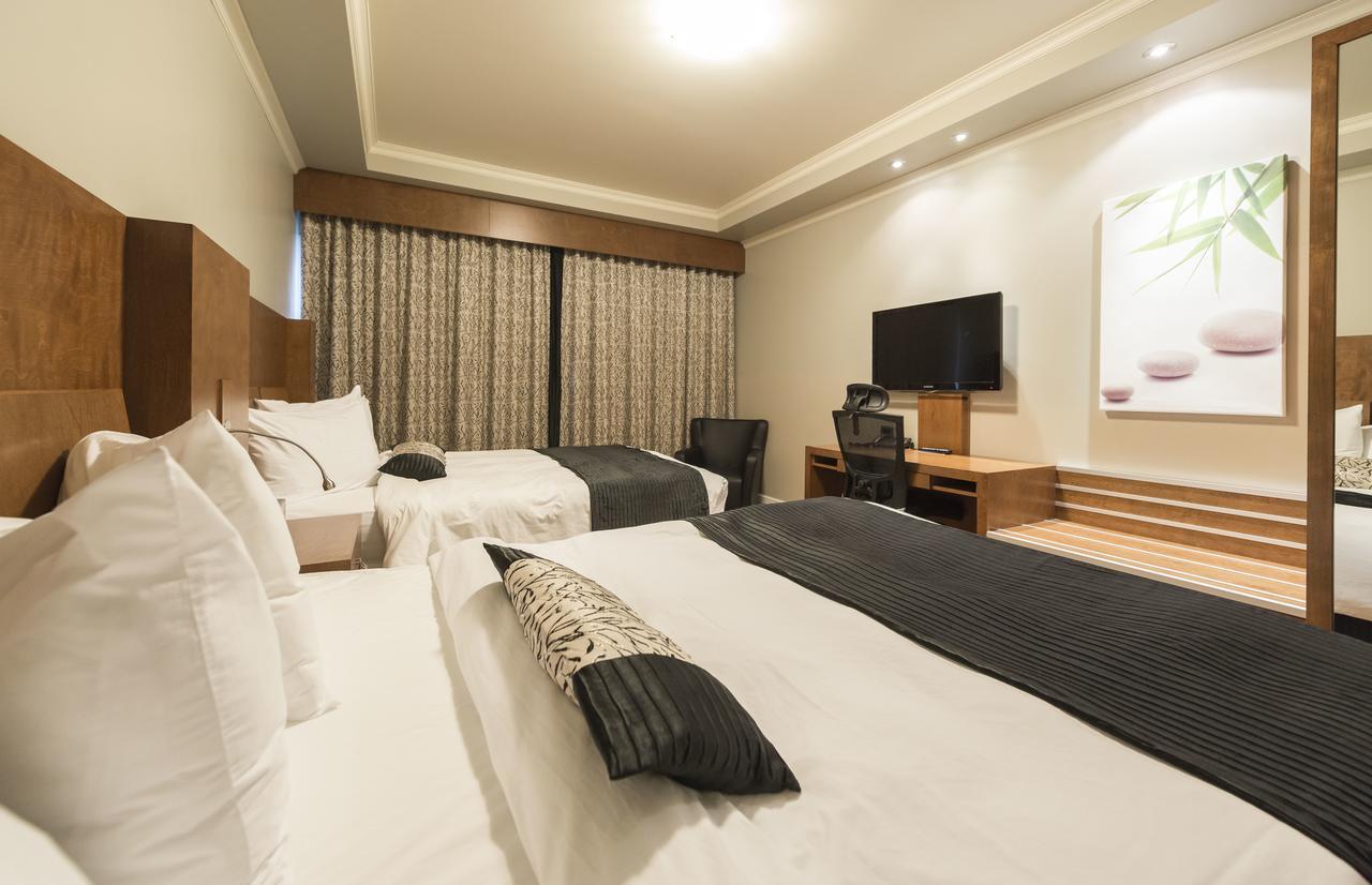Hotel & Suites Le Dauphin Drummondville Esterno foto